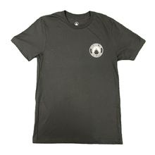 Cargar imagen en el visor de la galería, Camiseta de manga corta "I charge small waves"